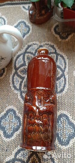 Подсвечник и коллекционные бутылки, декоративные