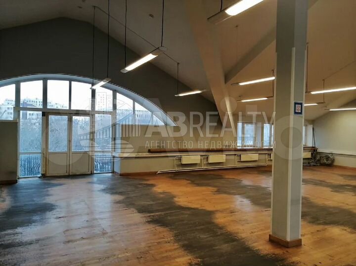 Здание 2004 м² рядом с метро