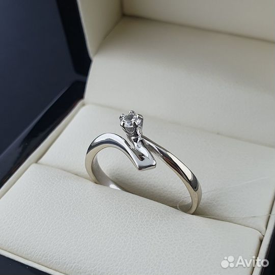 Кольцо из белого золота с фианитом