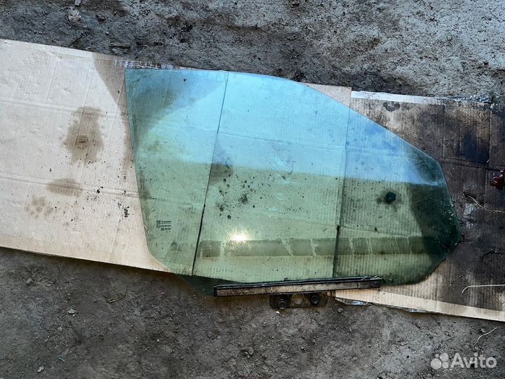 Стекло переднее правое боковое priora
