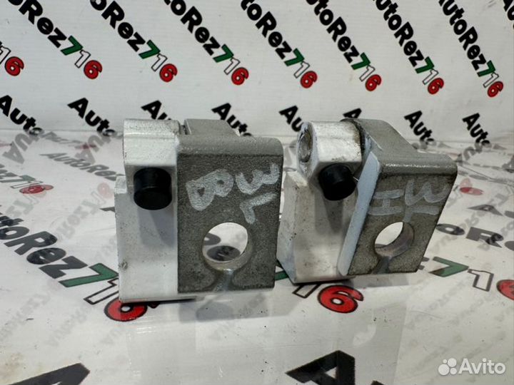 Петля двери задняя левая Volkswagen Polo 5 хетчбек