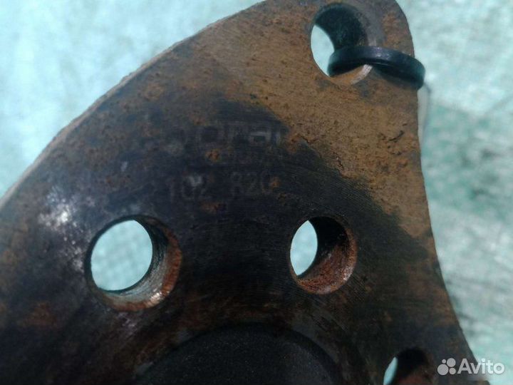 Цапфа под тормозной диск левая Volkswagen Passat