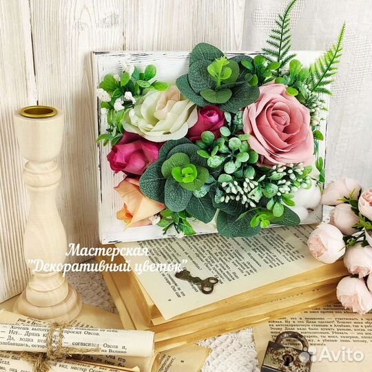 Рамка с декоративными цветами