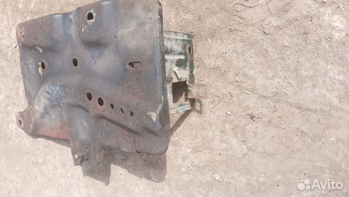 Крепление аккумулятора Nissan Primera P11