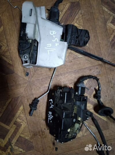 Замок двери перед правый, левый пассат. Б-5