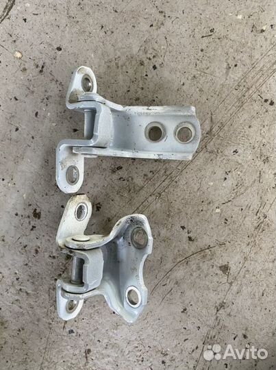 Петли передней правой двери Toyota L.C 200 2015+