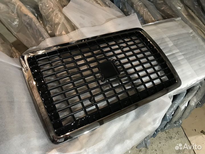 Решетка радиатора Volvo VNL 670-780 хром по краю