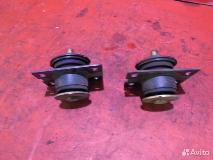 Isuzu ELF Подушки кабины средние