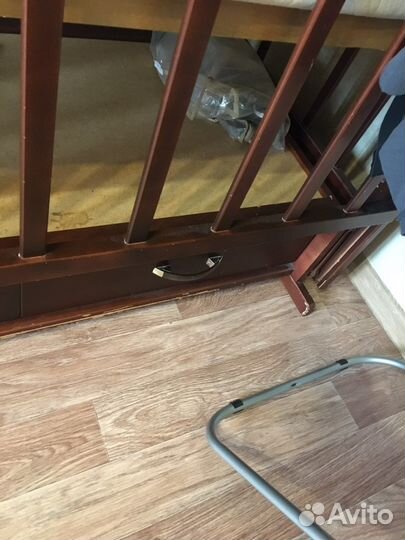 Детская кроватка с маятником