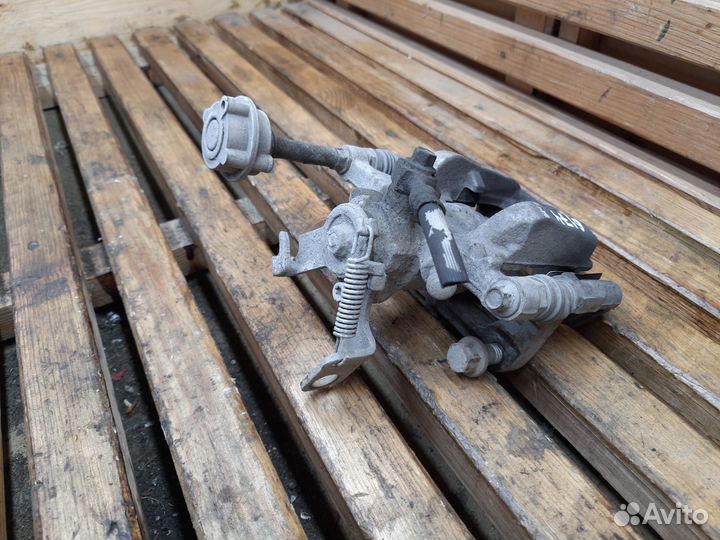 Opel Astra J GTC - Суппорт тормозной задний левый