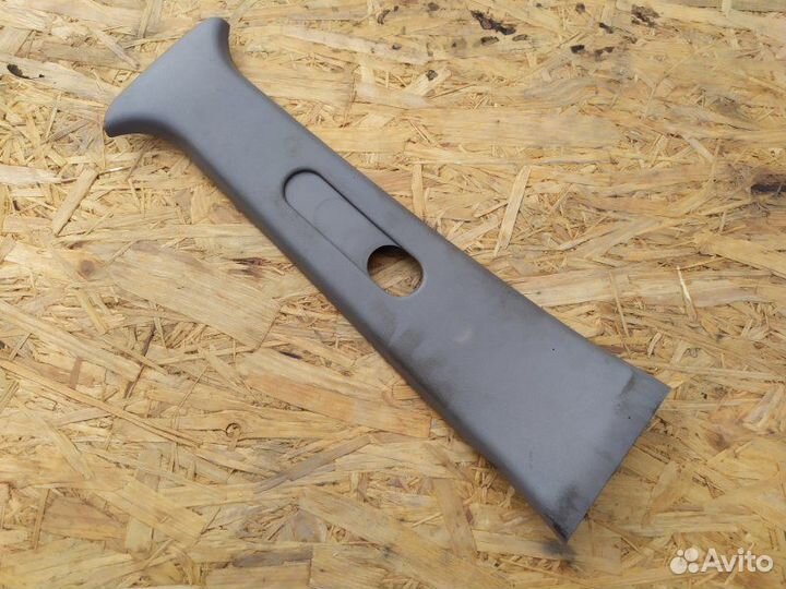 Обшивка стойки правая Nissan March K11 1.0 1998