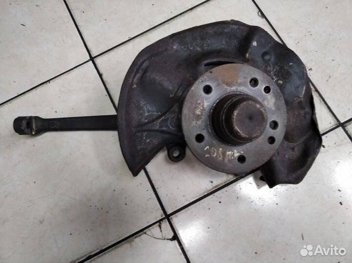 Кулак поворотный передний левый w208 CLK-class