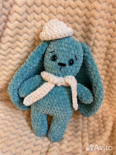 Вязаный плюшевый заяц