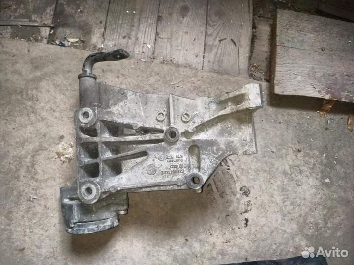 Кронштейн генератора Volkswagen Golf III/Vento 199