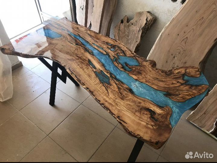 Стол слэб и реки из смолы