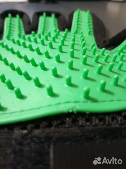 Перчатка для вычесывания шерсти у животных