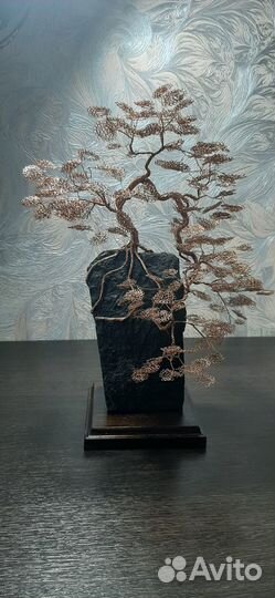 Искусственное дерево на камне