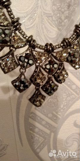 Колье и серьги стразы Сваровски серого цвета