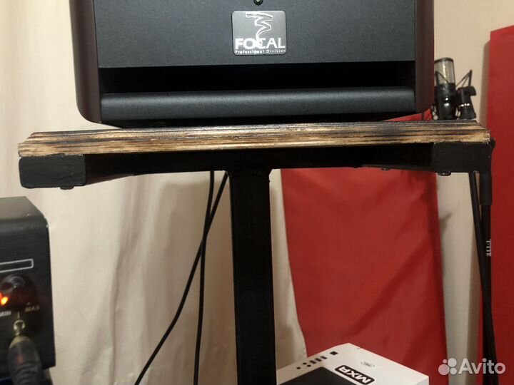 Стойки для студийных мониторов