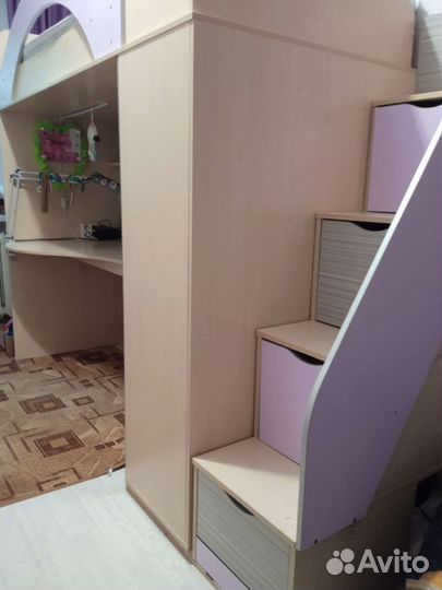 Кровать чердак со столом и шкафом