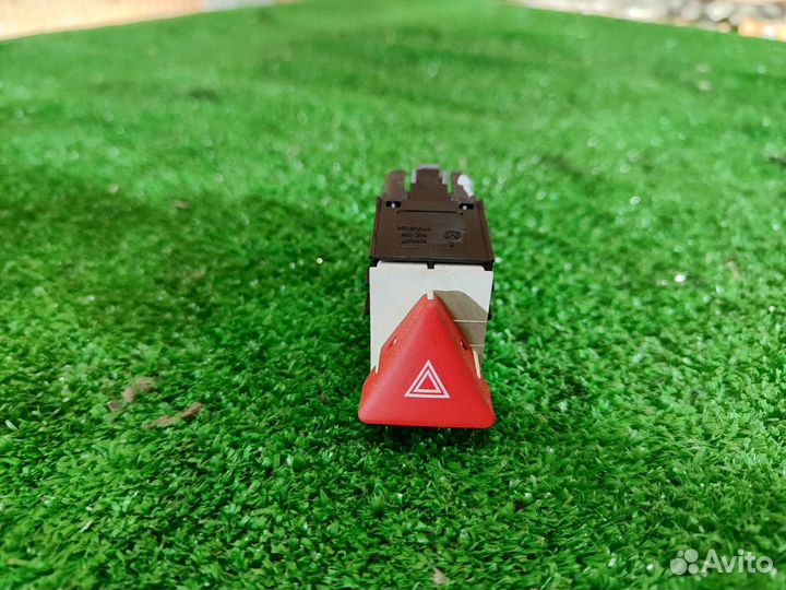 Кнопка аварийной сигнализации Volkswagen Passat B6