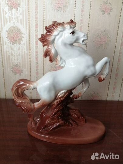 Фарфоровая статуэтка, Конь