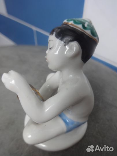 Мальчик с виноградом