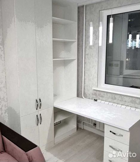 Рабочая зона в углу у окна