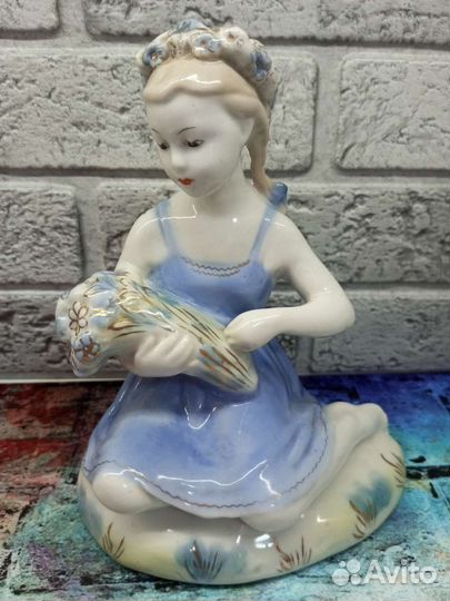 Фарфоровая статуэтка 