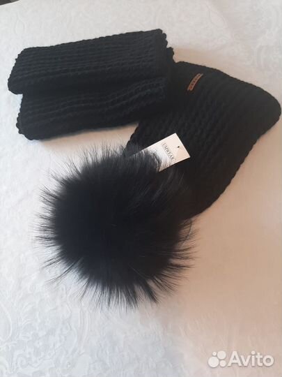 Шапка с натуральным помпоном женская