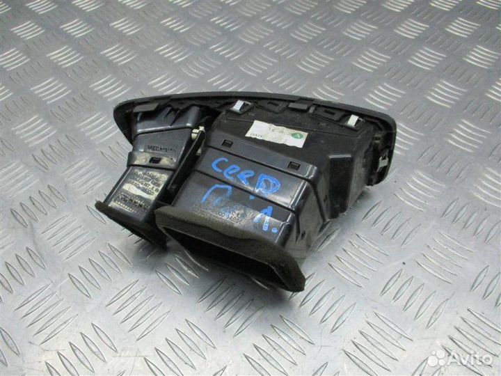 Дефлектор воздушный левый Kia Ceed 1 1.6 G4FC