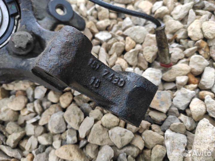 Поворотный кулак передний правый Opel Astra H