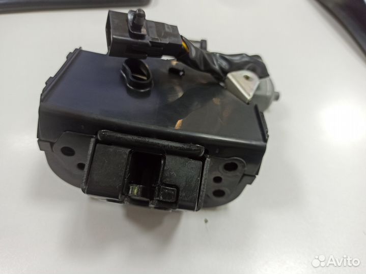 Замок двери багажника Toyota Land Cruiser 200