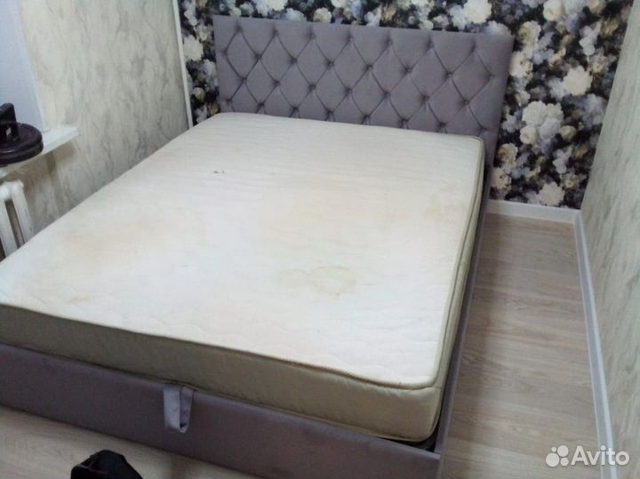 Кровать с матрасом