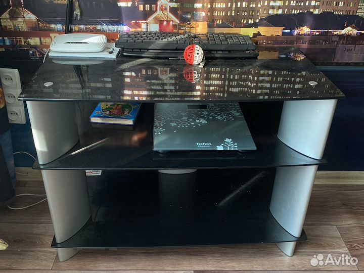 Тумба стеклянная под телевизор