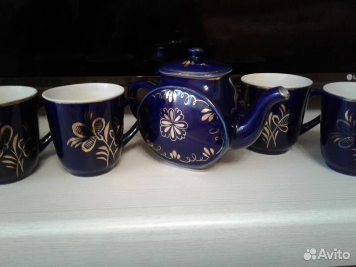 Чайник и чашки гжель
