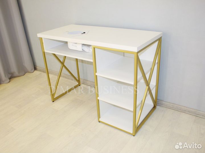 Маникюрный стол на металлическом каркасе