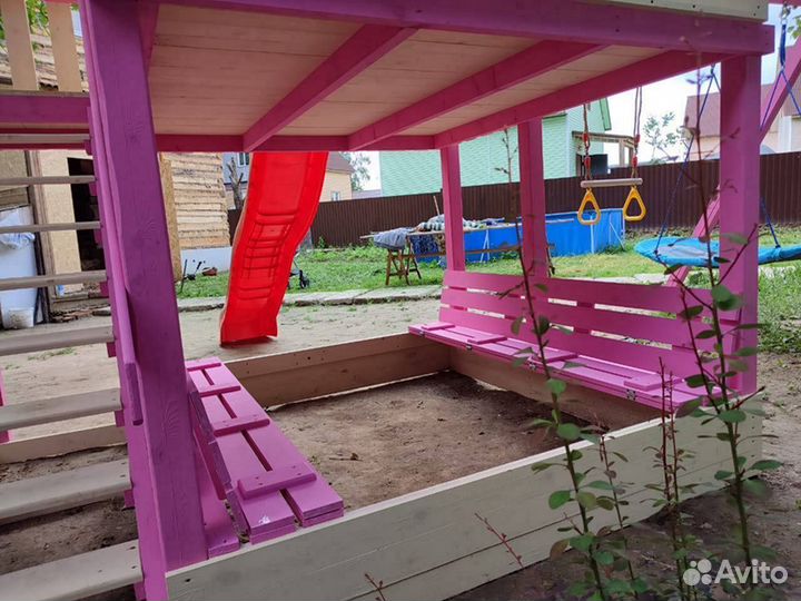 Детский деревянный домик на сваях