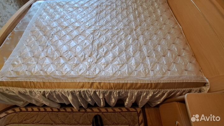 Покрывало (200х140-160) и 3 наволочки новые.Турция