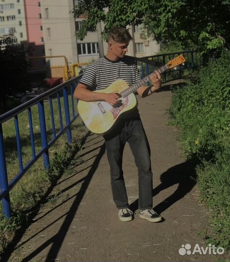 Репетитор по игре на гитаре