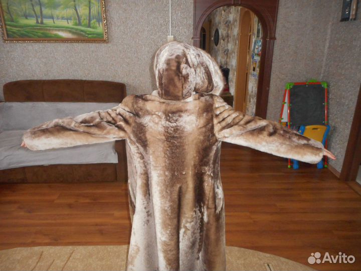 Мутоновая шуба. капюшон из норки