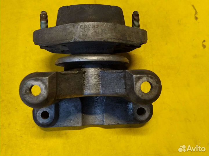 Кронштейн с подушкой АКПП вариатора Ауди А4 Б7