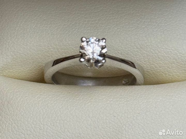 Золотое кольцо с бриллиантом