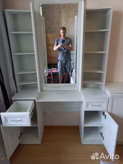 Трюмо с зеркалом