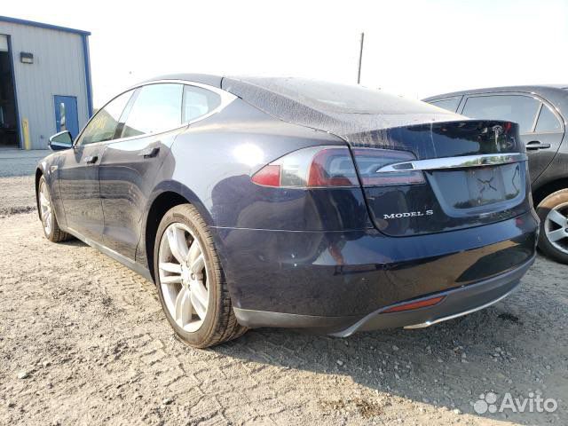В разборе Tesla Model S 2013 год