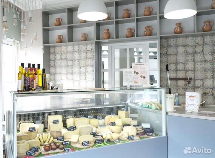 Продавец в сырную лавку 