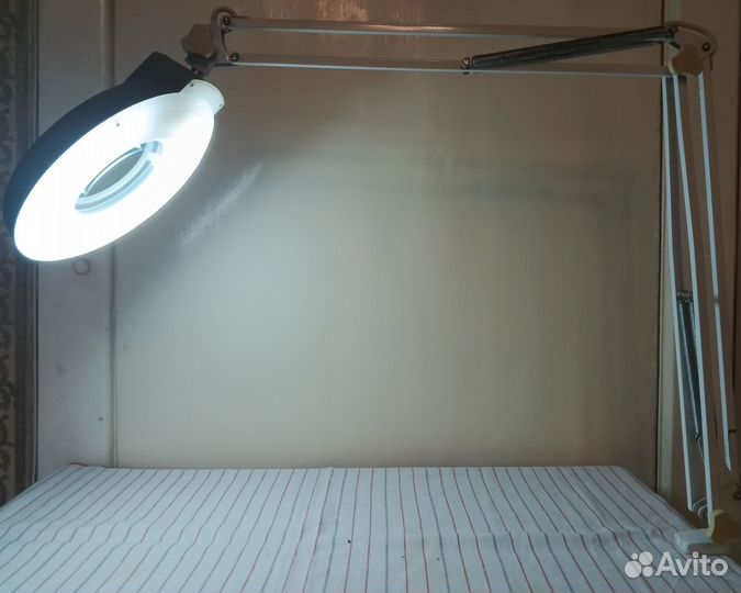 Лупа на струбцине круглая настольная с подсветкой