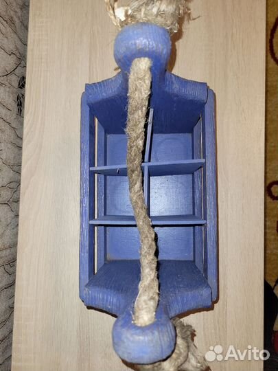 Деревянная подставка для бутылок с открывашкой