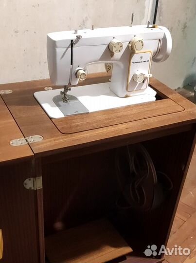 Швейная машина Чайка 142