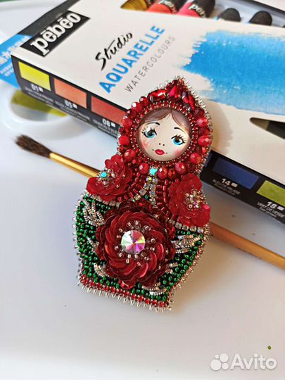 Брошь ручной работы из бисера